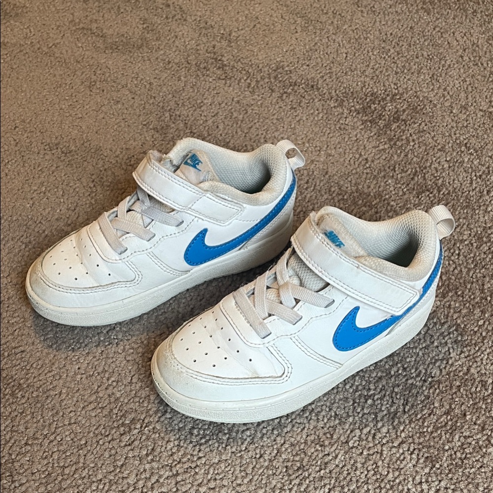 Nike Kids Sneakers in White and Blue